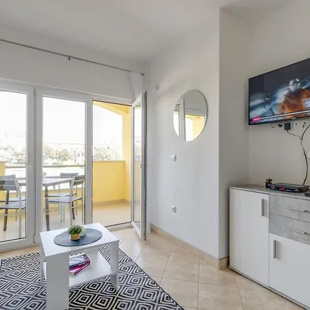 Apartment Rondine 1 Karigador