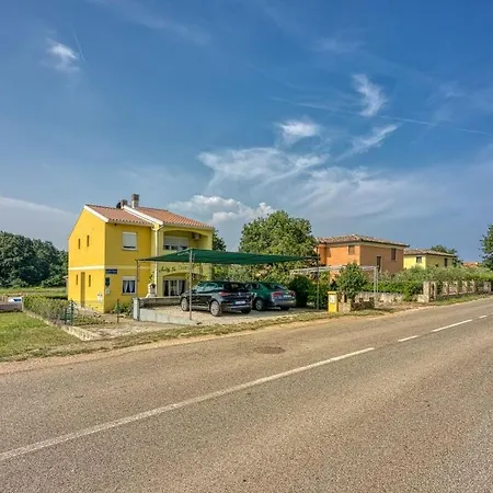 Rondine 1 Apartment Karigador