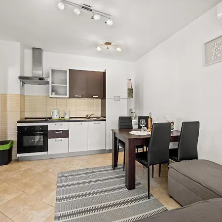 Rondine Apartament Karigador